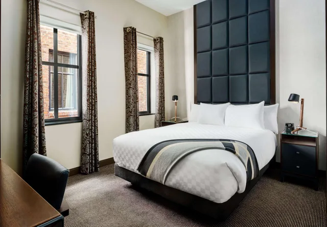 غرفة ديلوكس بسرير كينج، Joinery Hotel Pittsburgh, Curio Collection by Hilton 1/4