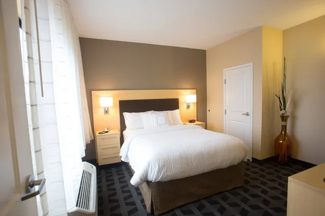 جناح بسرير كوين بغرفة نوم واحدة مع أريكة، TownePlace Suites Lincoln North 1/8