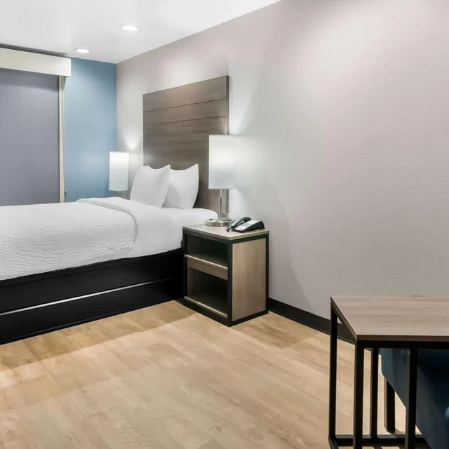 غرفة بسرير مزدوج، Clarion Pointe Fort Worth East - Arlington 2/4