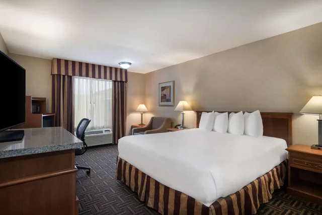 غرفة بزنس بسرير كينج، Best Western Norwalk Inn 1/4
