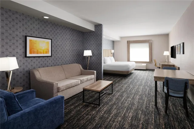 Executive, Suite, King Bed, Sofa, Kitchen, Best Western Premier Executive Residency Medicine Hat 2/3