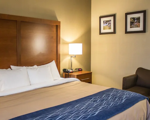 غرفة قياسية بسرير كينج مع أريكة، Quality Inn Akron South 1/2