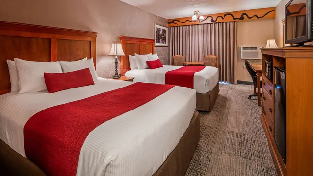 غرفة بسريرين كوين بإطلالة على النهر بشرفة، Best Western Plus Rivershore Hotel 1/3