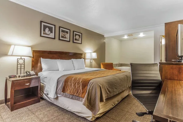 Room, King Bed, Hot Tub, Comfort Inn Santa Cruz North 7/10