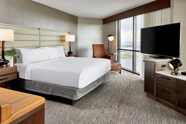 غرفة كبيرة بسرير كينج، Renaissance Mobile Riverview Plaza Hotel 2/2