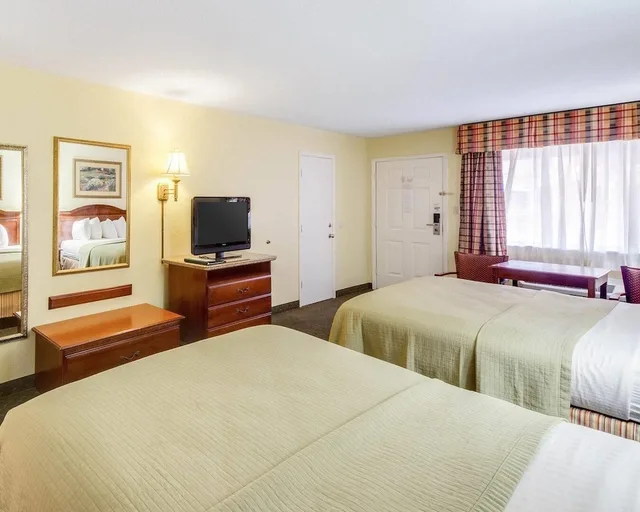 غرفة قياسية بسريرين كوين، Econo Lodge Inn and Suites Eagle Pass, TX 2/10