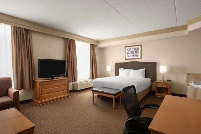 جناح بسرير كينج مع أريكة، Waterloo Suites Hotel, Trademark Collection by Wyndham 5/7