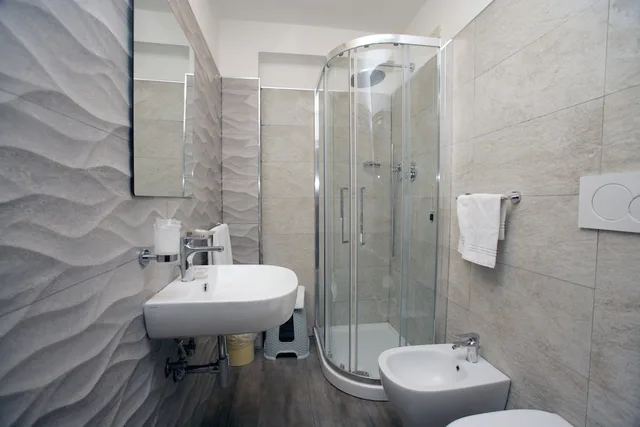 غرفة ثلاثية، Hotel Desiree 7/7
