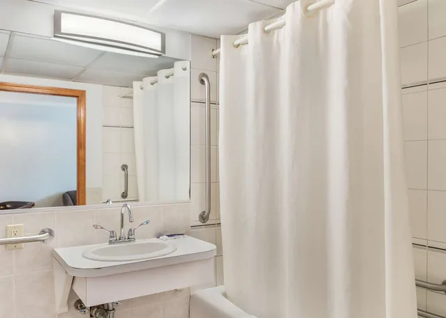 غرفة بسرير كينج لذوي الإعاقة، Americas Best Value Inn Suites Hyannis Cape Cod 3/4