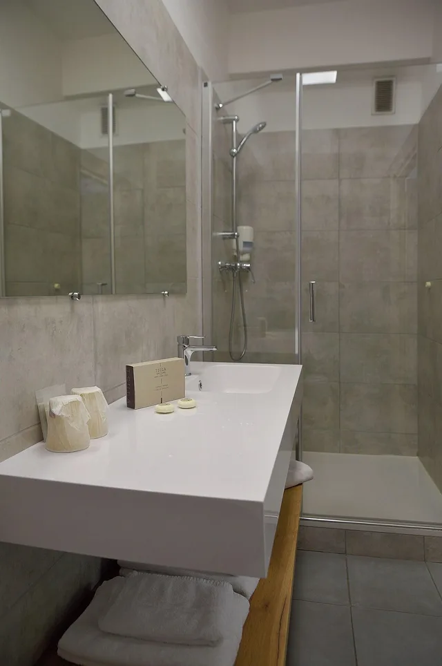 جناح جونيور، Hotel Bonaparte 3/3