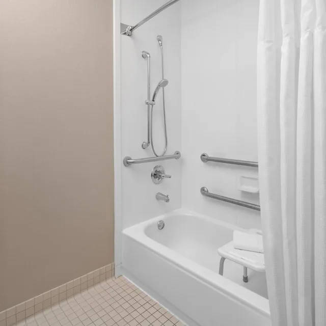 جناح بسرير كينج مع أريكة بحوض استحمام لذوي الإعاقة، Springhill Suites Chicago Ohare By Marriott 2/4