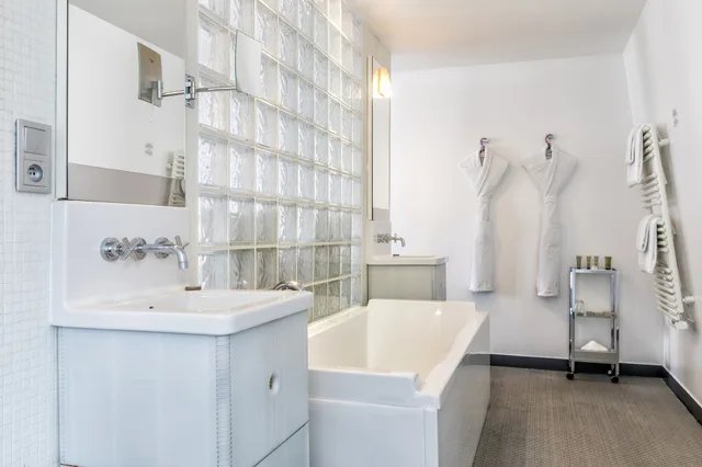 جناح جونيور، Kube Paris 8/10