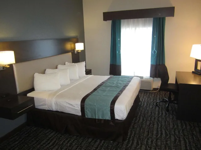 غرفة بسرير كينج بحوض استحمام لذوي الإعاقة، Best Western Waldo Inn and Suites 5/7