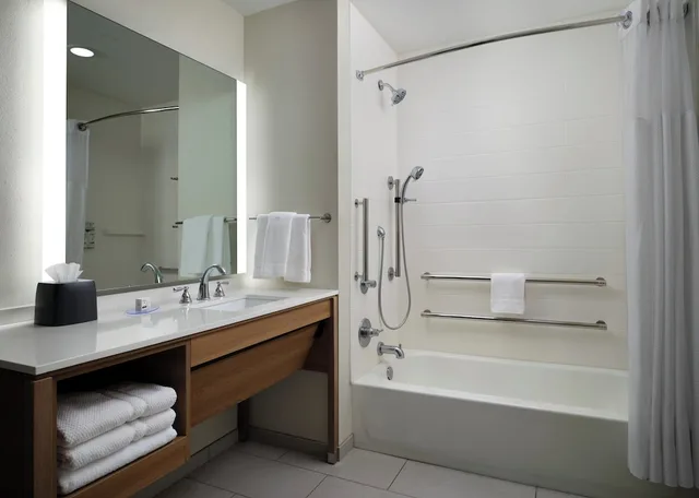 جناح استوديو بسرير كوين بمطبخ لذوي الإعاقة، Staybridge Suites Flowood 5/6