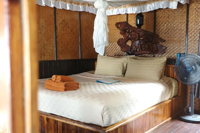 Bungalow, Sea View, with Fan، Phi Phi Relax Beach Resort 4/10