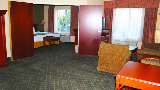 غرفة بسرير كينج بجاكوزي، Magnuson Hotel Commerce 1/1
