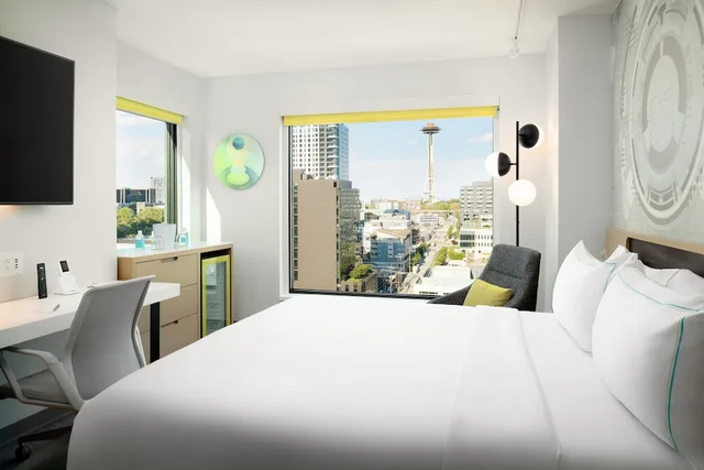 Room, King Bed, Space Needle View, Corner، Astra Hotel, Seattle, A Tribute Portfolio Hotel by Marriott South Lake Union 1/4