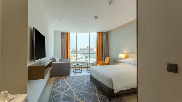 غرفة قياسية بسرير كينج مع أريكة لذوي الإعاقة، فندق كلاريون مطار جدة(Clarion Hotel Jeddah Airport) 5/10