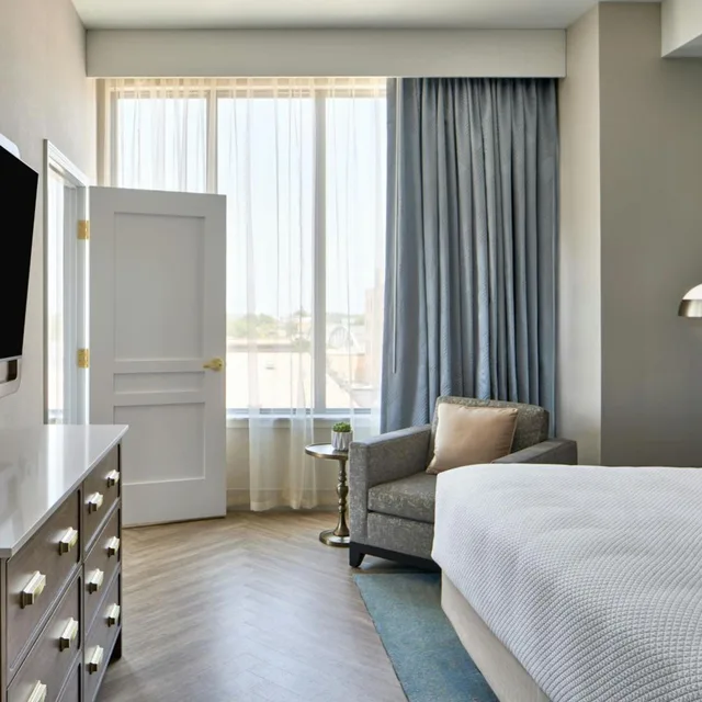 جناح رئاسي بغرفتي نوم مع دخول الصالة، The Olive Ann Hotel, Grand Forks, a Tribute Portfolio Hotel 1/4