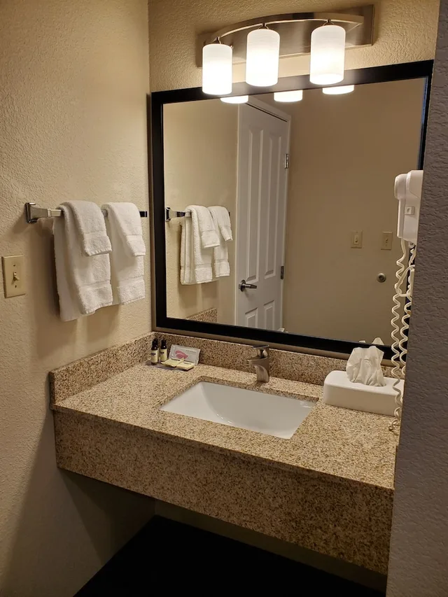 Room, 2 Queen Beds, Cobblestone Suites Oshkosh 5/8