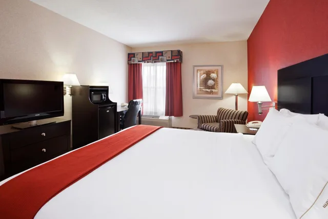 جناح بسرير كينج بحوض جاكوزي، Quality Inn & Suites Oakwood Village - Cleveland South 7/10