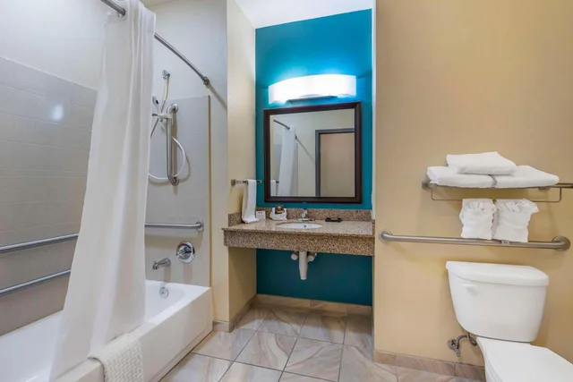 جناح بسريرين كوين لذوي الإعاقة، Best Western Plus Patterson Park Inn 2/2