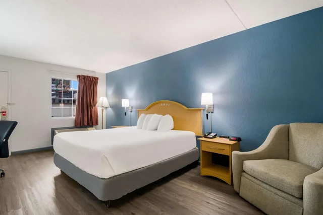 غرفة بسرير كينج لذوي الإعاقة، Econo Lodge Branson Theater District 2/5