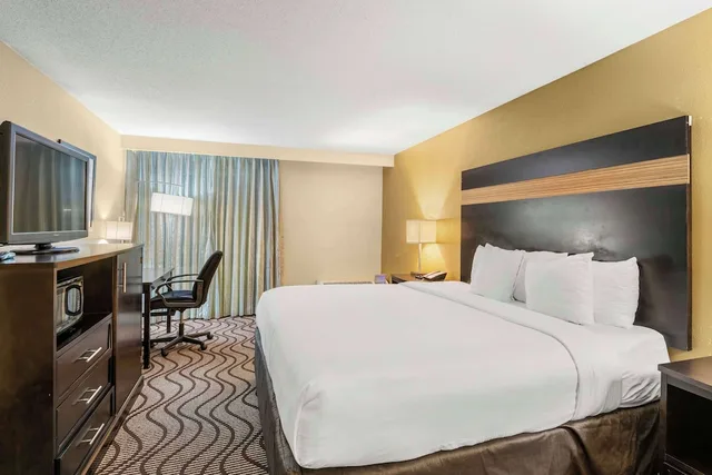 غرفة بسرير كينج لذوي الإعاقة، Red Lion Hotel Charlotte Airport 1/6