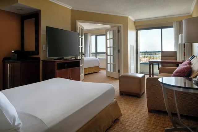 جناح عائلي بشرفة بغرفة نوم واحدة، Marriott Newport Beach Bayview 1/10