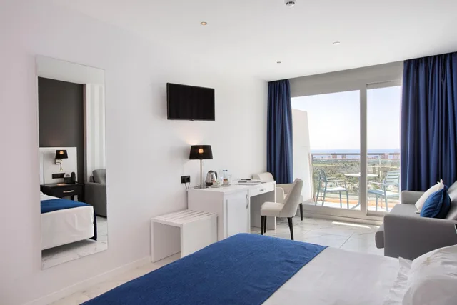 غرفة كلاسيكية بسرير مزدوج بإطلالة على البحر بشرفة مع أريكة، Four Points by Sheraton Costa Blanca 7/10