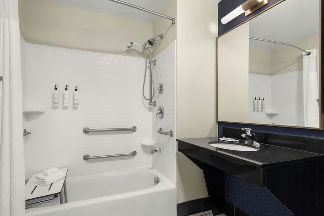 غرفة بسرير كينج لذوي الإعاقة، Fairfield Inn & Suites Marietta 3/4