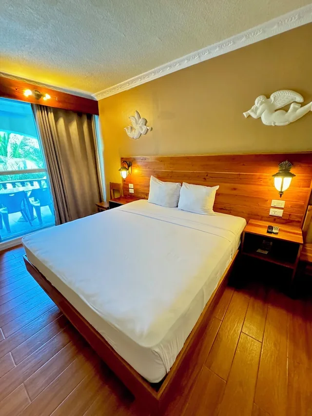 غرفة سوبيريور بسرير كينج بإطلالة على المسبح، Roman Empire Panglao Boutique Hotel 2/7