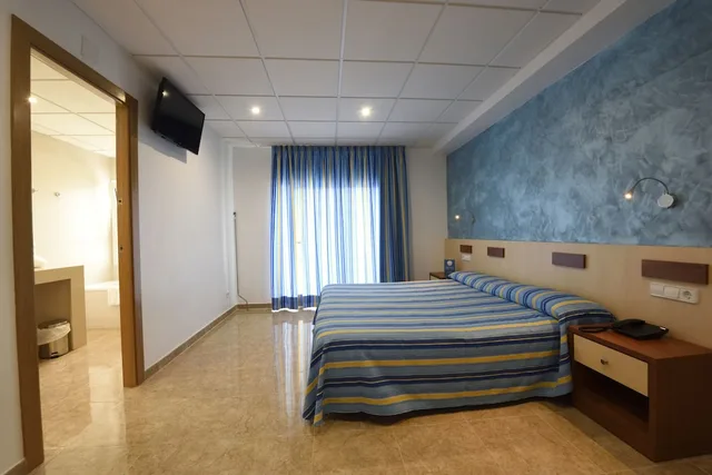 غرفة كومفورت بأربعة أسرّة بإطلالة على البحر، Hotel Internacional Calella 2/9