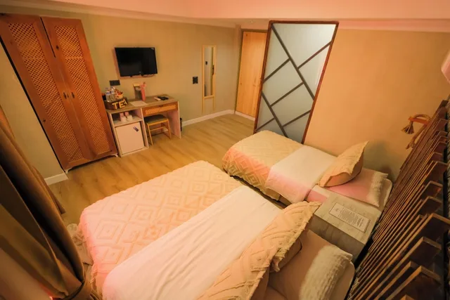 غرفة قياسية ثلاثية بسرير مزدوج وسرير فردي بإطلالة على المدينة، Frau Guler Boutique Hotel 3/5