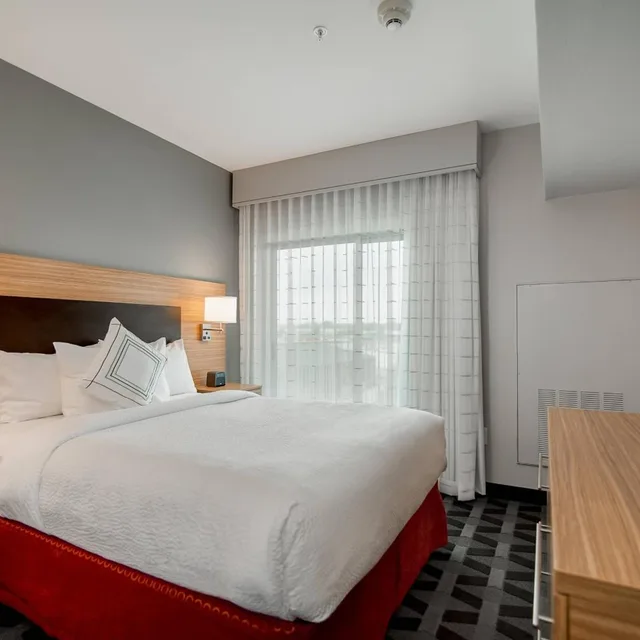 جناح بسرير كوين بغرفة نوم واحدة مع أريكة، TownePlace Suites Fort Worth University Area/Medical Center 1/7