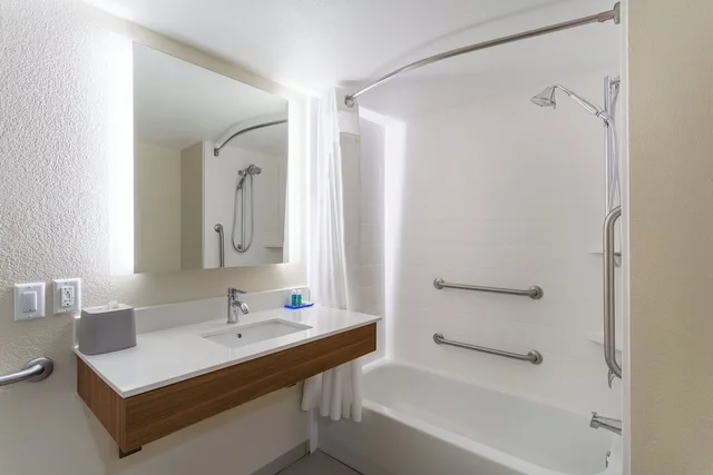 غرفة قياسية بسريرين كوين لذوي الإعاقة، Holiday Inn Express And Suites Cedar Falls Waterloo 4/5