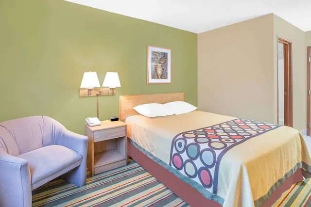 غرفة بسرير كوين للمدخنين، Super 8 by Wyndham East Moline 1/2