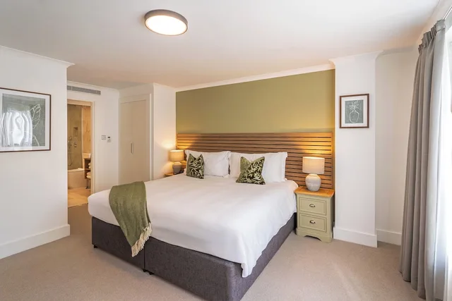 شقة ديلوكس بسرير كينج وسرير فردي بشرفة بغرفتي نوم، Monarch House - Serviced Apartments - Kensington 7/10