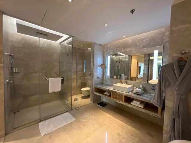 جناح بسرير كينج مع دخول صالة النادي، Renaissance Dhaka Gulshan Hotel 4/6
