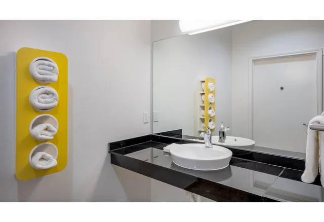 1 King Bed - Non-Smoking, Micfridge، Motel6 Channelview, TX 4/4