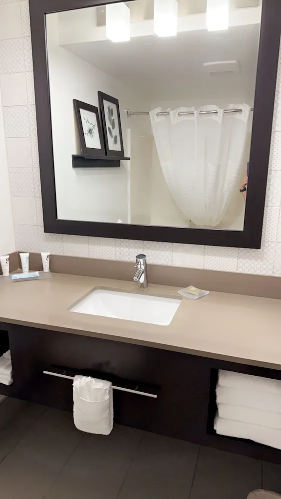 غرفة بسريرين كوين، Country Inn & Suites by Radisson, Appleton Airport - Fox River Mall Area 4/5
