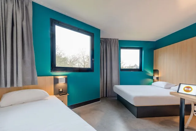 غرفة ثلاثية بسرير مزدوج وسرير فردي، B&B Hotel Cholet Sud 3/6