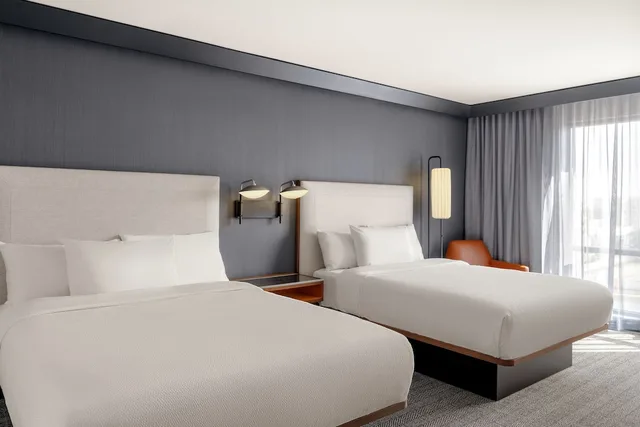 غرفة قياسية بسريرين كوين، Courtyard by Marriott Milwaukee Brookfield at Poplar Creek 1/6