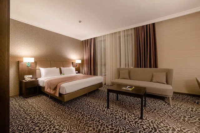 غرفة بريميوم بسرير فردي، Holiday Inn Aktau 1/2
