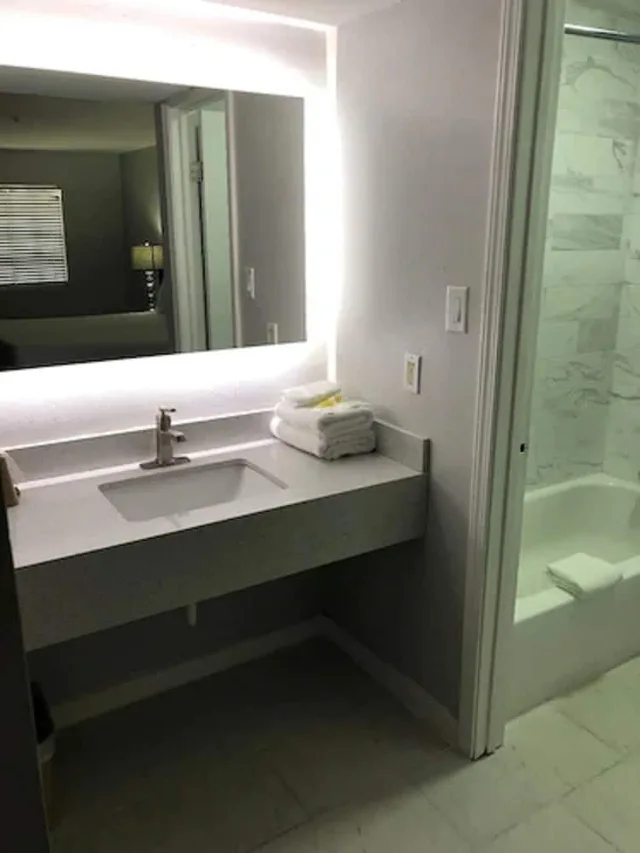 غرفة تنفيذية بسرير كينج، Ramada by Wyndham New Orleans Midcity 2/2