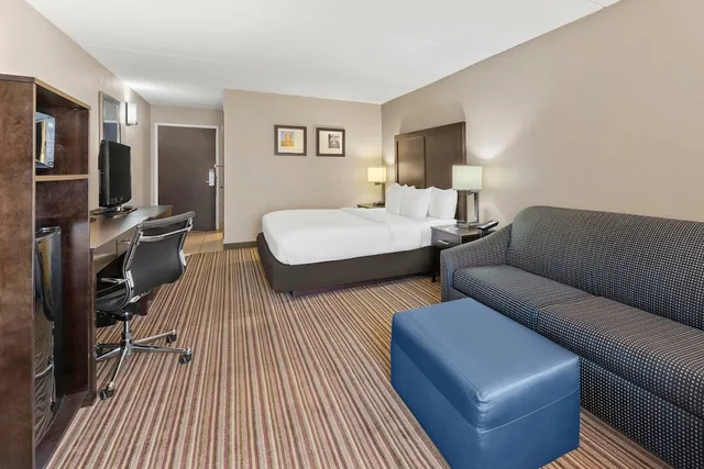 غرفة قياسية بسرير كينج مع أريكة، Comfort Inn Lehigh Valley West 4/6