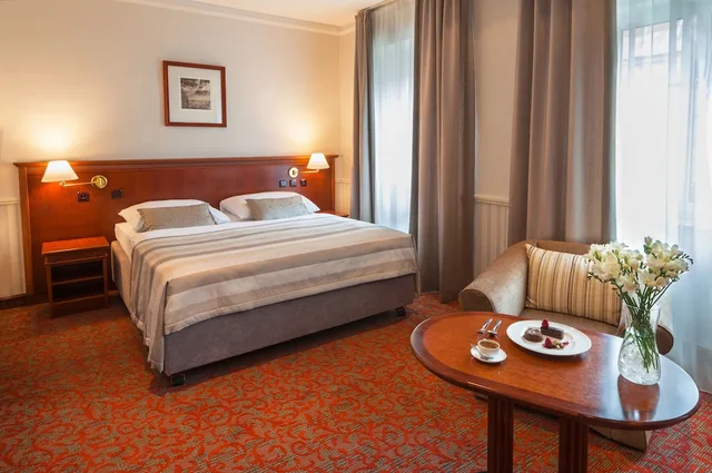 غرفة بسرير مزدوج أو سريرين منفصلين بإطلالة على الحديقة، Adria Hotel Prague 4/8