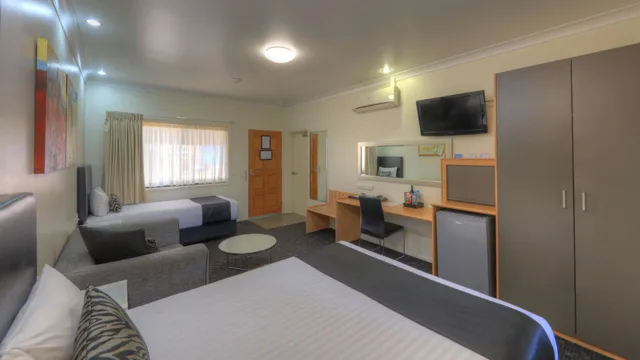 غرفة قياسية بسرير كوين وسرير فردي، Best Western Ascot Lodge Motor Inn 1/2