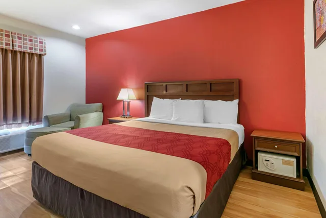 غرفة بسرير كينج للمدخنين، Econo Lodge Eutaw I-20 3/4