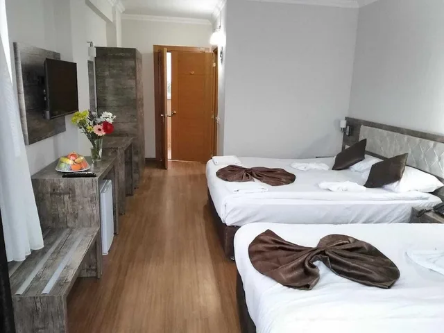 غرفة قياسية ثلاثية بسرير كوين بشرفة بغرفة نوم واحدة، Kadriye Sarp Otel 1/1
